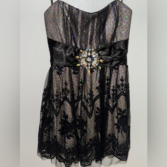 Dresses & Skirts - Strapless formal dress